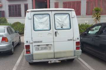 Viejo furgón abandonado a su suerte en Salinetas desde hace más de dos meses (Foto TA)