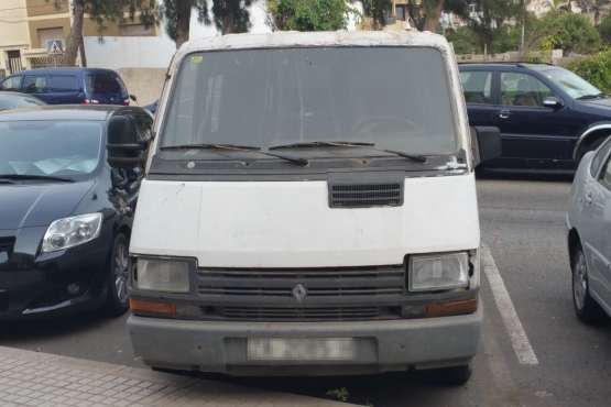 Viejo furgón abandonado a su suerte en Salinetas desde hace más de dos meses (Foto TA)