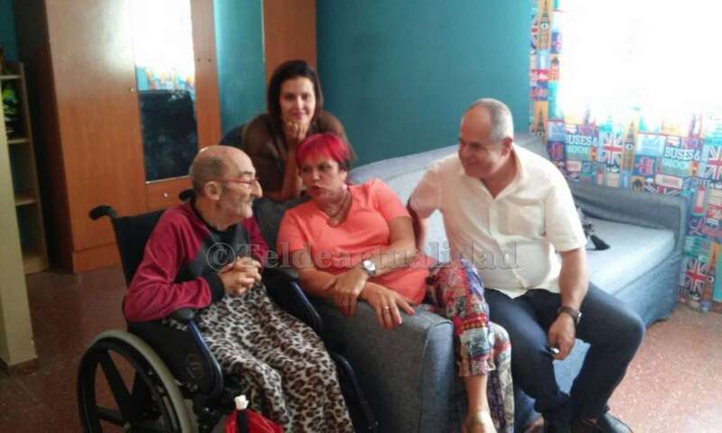 Saro Sosa y su asesor Juan Monzón con el vecino enfermo, este mediodía en El Caracol (Foto TA)