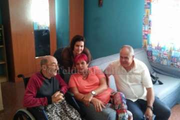 La concejala Saro Sosa con la familia de El Caracol (Foto TA)