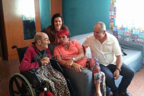 La concejala Saro Sosa con la familia de El Caracol (Foto TA)