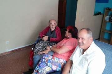 La concejala Saro Sosa con la familia de El Caracol (Foto TA)