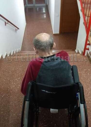El vecino enfermo no puede salir de su vivienda por su bloque no pose rampa (Foto TA)