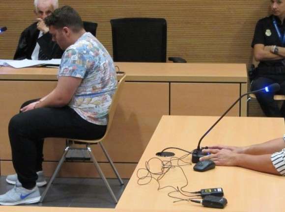 El acusado, al fondo, el martes durante la declaración de una de sus tías (FotoTotoyo/C7)