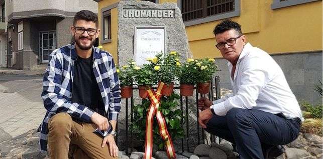Francisco Ojeda (derecha) y Borja Ojeda, padre y hermano de Jhonander, ante la placa que le recuerda en La Garita. ATC PRESS