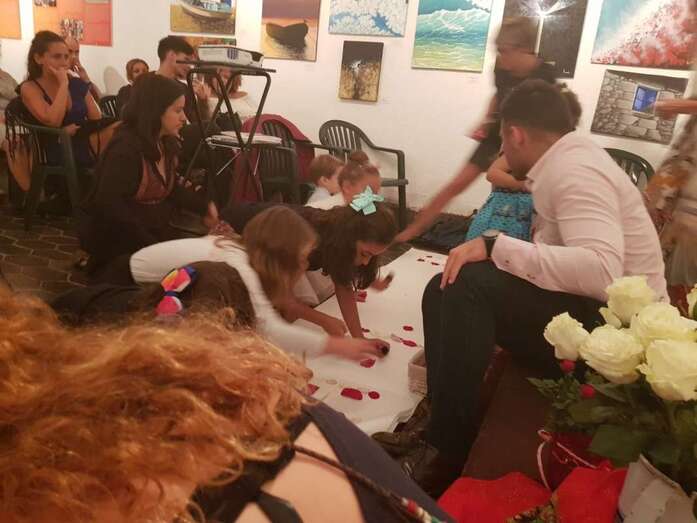 Un grupo de niños diseño un mural con pétalos de rosas (Foto TA)
