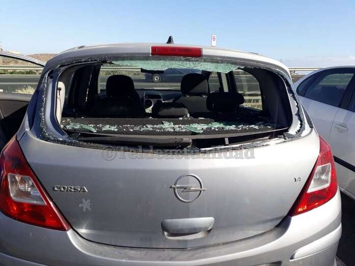 Destrozos en un coche aparcado en la calle de Profesor Mejías Peña (Foto TA)