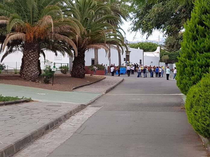 Usuarios esperan la apertura del camposanto (Foto TA)