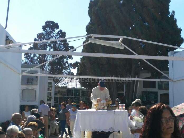 Con una gorra puesta, el párroco de San Juan, José María Cabrera, prepara el altar para la misa en el cementerio de San Juan (Foto TA)