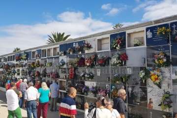 Los cementerios de San Juan y San Gregorio este miércoles, festividad de Todos los Santos (Foto Antonio Alí y Francisco Javier Santana)