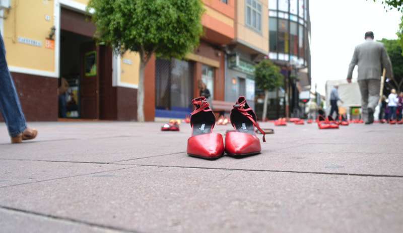 Zapatos teñidos de rojo que simbolizan a las víctimas de la violencia de género (Foto TA)