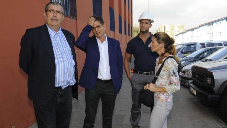 Antonio Reyes, Santiago Rodríguez, Fernando Hernández y Judith (la madre de los niños), ayer en Jinámar (Foto Gerardo Montesdeoca/C7)