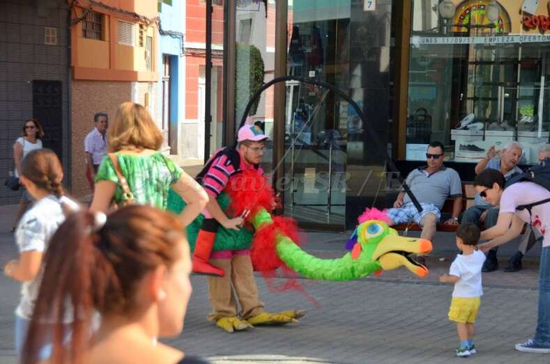 El pasacalles recorrió el entorno peatonal de Los Llanos este mediodía (Foto Francisco Javier Santana)