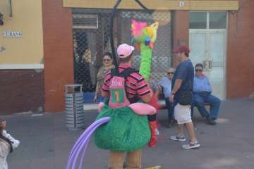 Pasacalles de La Familia Pi por Los Llanos de Telde (Foto Francisco Javier Santana)