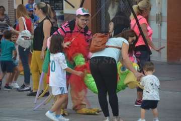 Pasacalles de La Familia Pi por Los Llanos de Telde (Foto Francisco Javier Santana)