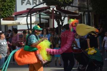 Pasacalles de La Familia Pi por Los Llanos de Telde (Foto Francisco Javier Santana)