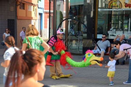 Pasacalles de La Familia Pi por Los Llanos de Telde (Foto Francisco Javier Santana)