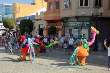 Pasacalles de La Familia Pi por Los Llanos de Telde (Foto Francisco Javier Santana)