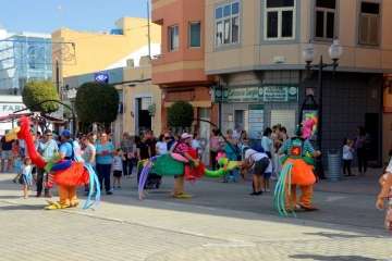 Pasacalles de La Familia Pi por Los Llanos de Telde (Foto Francisco Javier Santana)