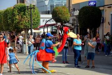 Pasacalles de La Familia Pi por Los Llanos de Telde (Foto Francisco Javier Santana)