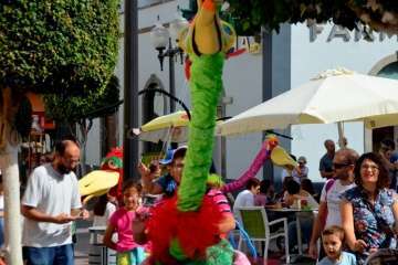 Pasacalles de La Familia Pi por Los Llanos de Telde (Foto Francisco Javier Santana)
