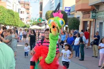Pasacalles de La Familia Pi por Los Llanos de Telde (Foto Francisco Javier Santana)