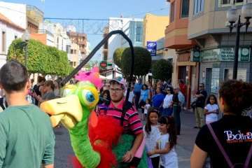 Pasacalles de La Familia Pi por Los Llanos de Telde (Foto Francisco Javier Santana)
