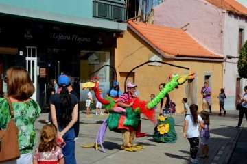 Pasacalles de La Familia Pi por Los Llanos de Telde (Foto Francisco Javier Santana)