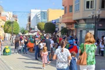 Pasacalles de La Familia Pi por Los Llanos de Telde (Foto Francisco Javier Santana)