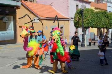 Pasacalles de La Familia Pi por Los Llanos de Telde (Foto Francisco Javier Santana)