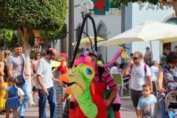 Pasacalles de La Familia Pi por Los Llanos de Telde (Foto Francisco Javier Santana)