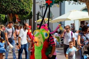 Pasacalles de La Familia Pi por Los Llanos de Telde (Foto Francisco Javier Santana)