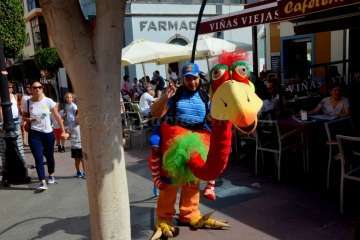 Pasacalles de La Familia Pi por Los Llanos de Telde (Foto Francisco Javier Santana)