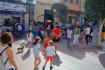 Pasacalles de La Familia Pi por Los Llanos de Telde (Foto Francisco Javier Santana)