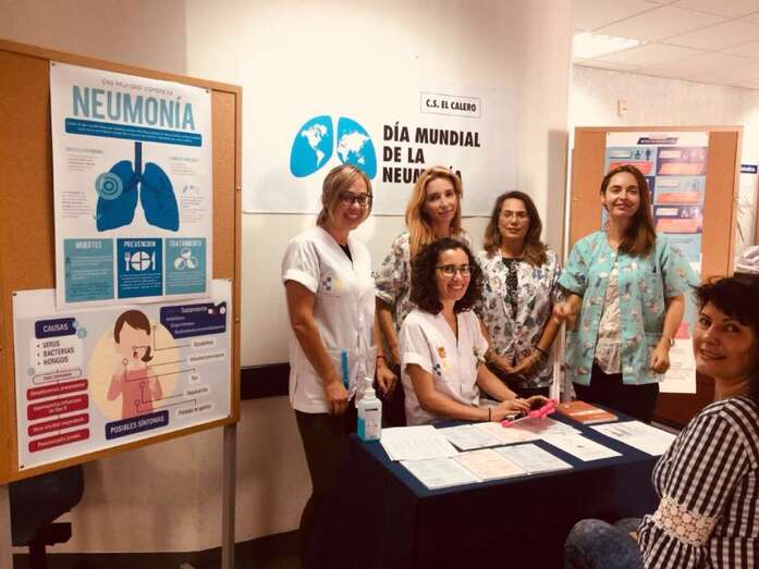 El equipo de enfermería del centro de salud de El Calero, este lunes desarrollando la prueba (Foto TA)