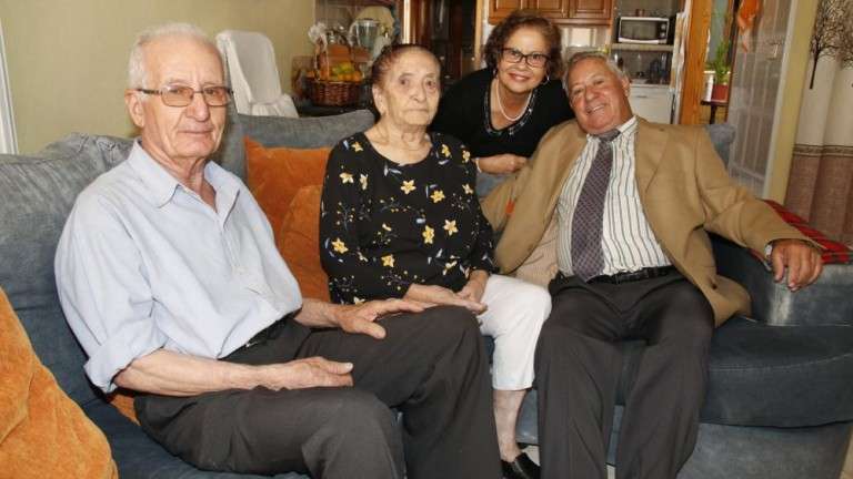 María, junto a sus hijos Eva y José, además de su yerno Cristóbal (Foto Francisco Socorro/C7)
