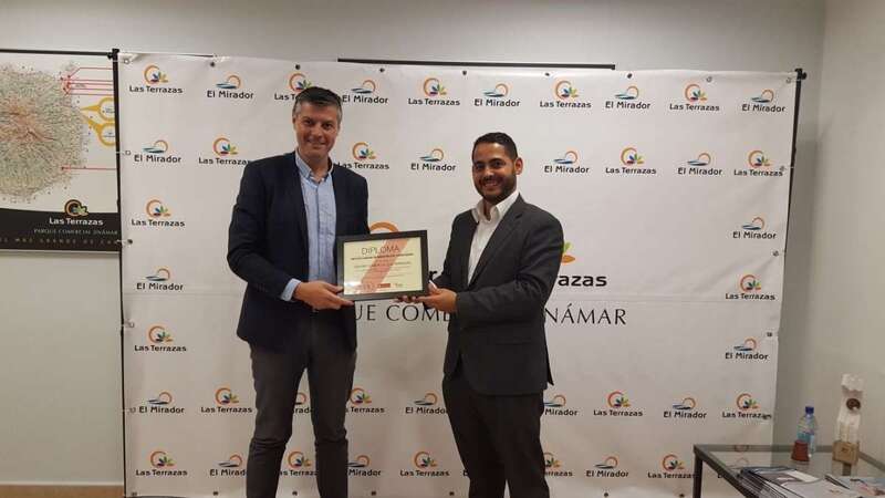 Lorenzo Esma (i) recibe el diploma de manos de Christian Méndez (Foto TA)