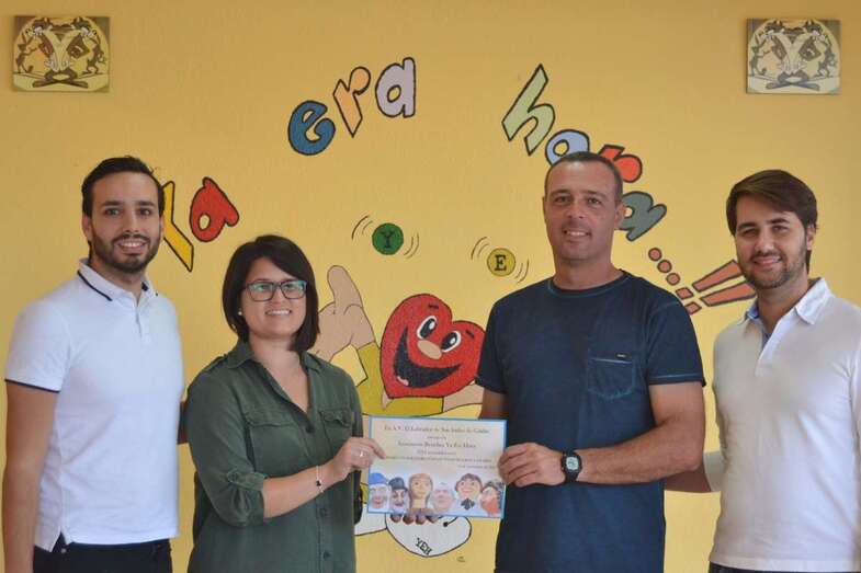 Momento de la entrega de la donación a Ya Era Hora (Foto TA)