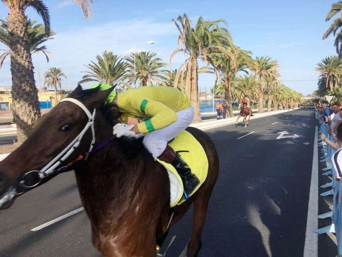 Imagen de una de las carreras disputadas esta tarde en la Avenida del Cabildo (Foto TA)