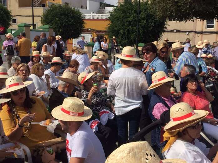 Los vecinos disfrutaron de una gran fiesta popular en la plaza pública, después de una misa en el templo (Foto TA)