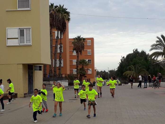 La carrera popular tuvo lugar esta tarde en el parque central de Las Remudas (Foto TA)