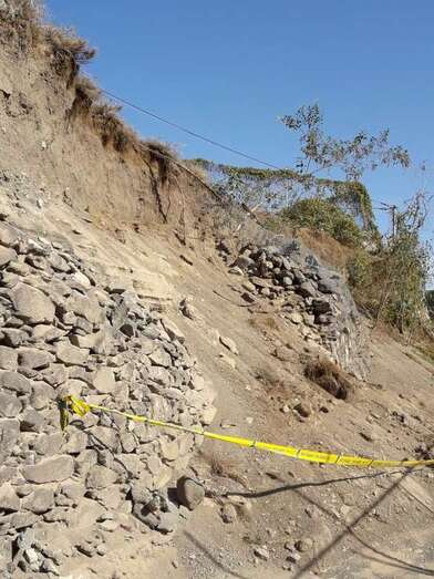 Estado en que permanece el muro derruido días atrás (Foto TA)