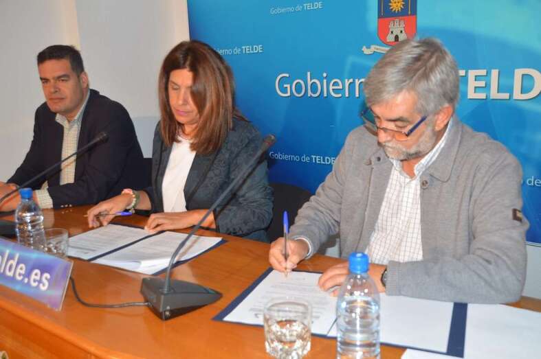 La alcaldesa y el concejal con el presidente de la Casa de Galicía durante la renovación del convenio (Foto TA)