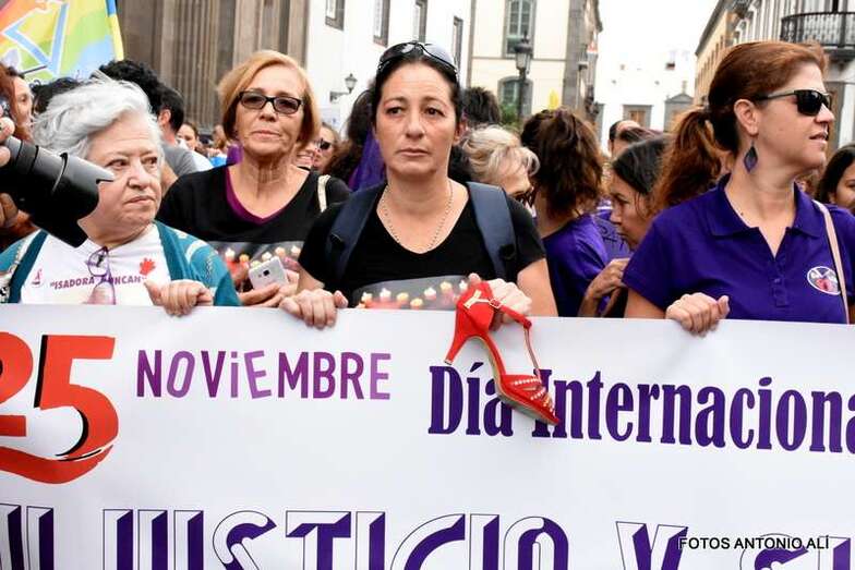 Lidia Esther Henríquez, madre de la joven asesinada en marzo en Lomo Magullo, encabezó la marcha tras la pancarta (Foto Antonio Alí)