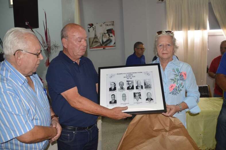 El presidente con el cuadro de fotos regalado por Tyldet (Foto TA)