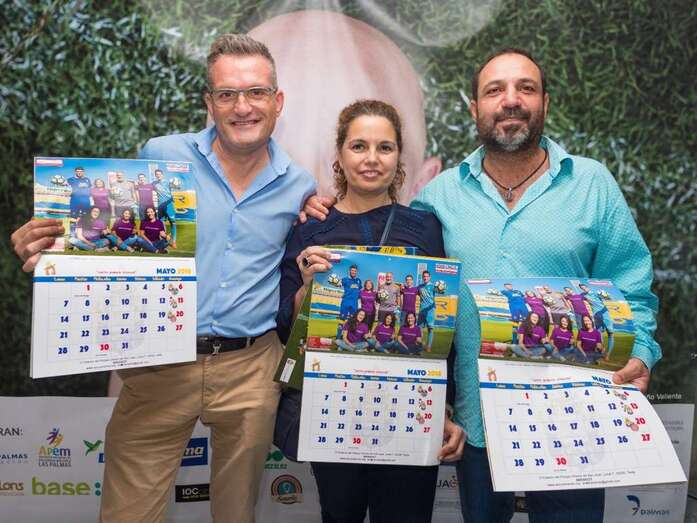 Miembros de ACCU Canarias muestran el calendario solidario (Foto TA)