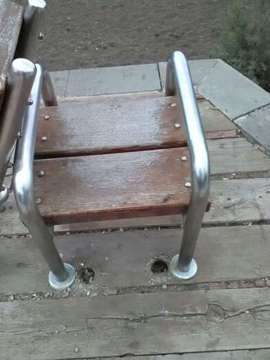 Destrozos al mobiliario urbano de La Garita (Foto TA)