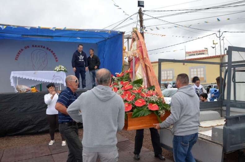 Los vecinos portan la talla de Santa Bárbara (Foto TA)