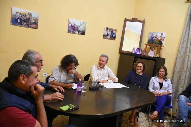 Anoche, una mesa redonda debatió sobre la propuesta en la sede del patronato vecinal (Foto Antonio Alí)