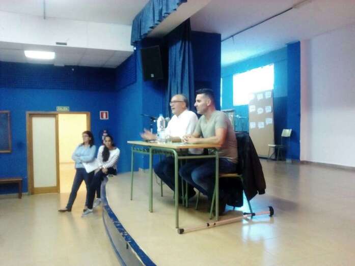 Pedro Galván y Anatael Santana, ayer en el salón del actos del IES Jinámar (Foto TA)